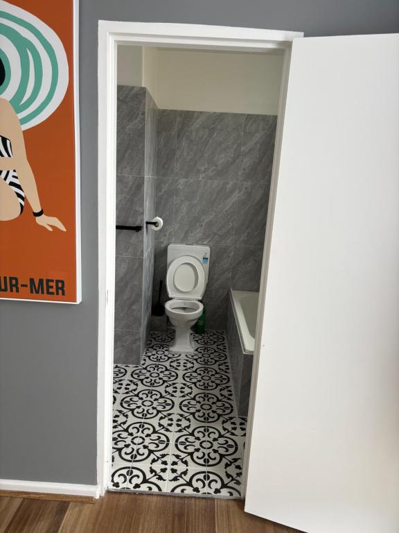 Un baño de Ground floor apartment