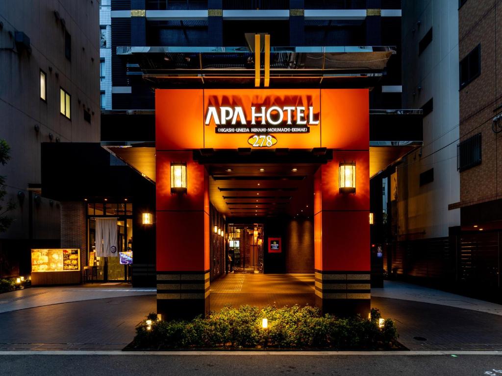 APA Hotel Higashi Umeda Minami Morimachi Ekimae في أوساكا: مدخل لفندق عليه لافته