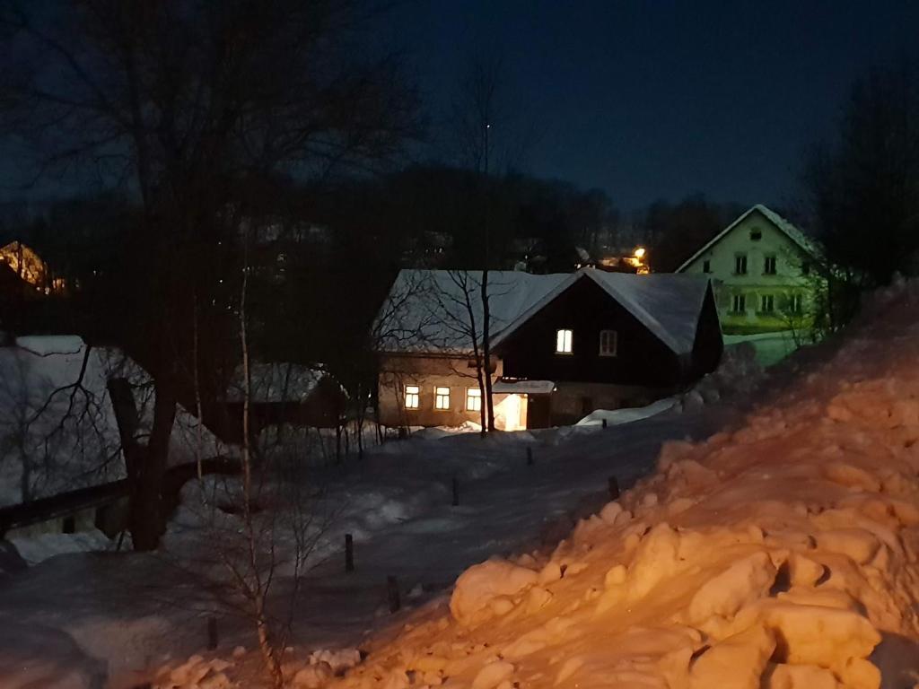 Chalupa v Roprachticích u Vysokého nad Jizerou v zimě