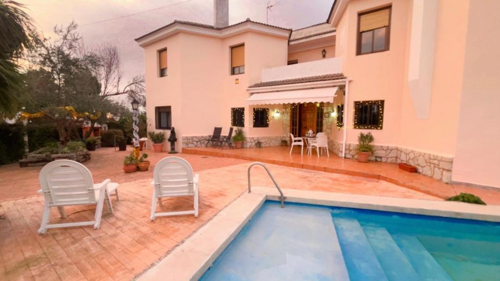 una villa con piscina e una casa di Villa Bobal a Requena