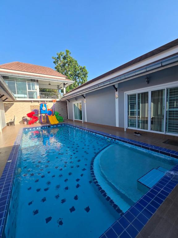 een zwembad voor een huis bij Sun Poolvilla Bangsaray in Bang Sare