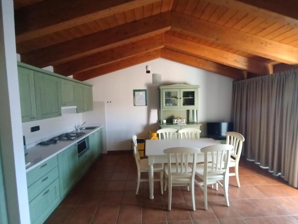 Η κουζίνα ή μικρή κουζίνα στο The Fairy World - Penthouse with Terrace Lake view and Pool