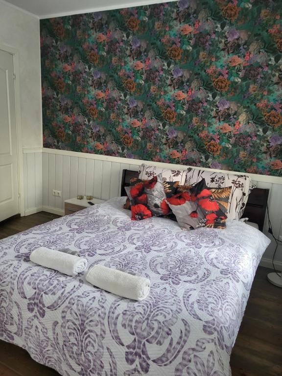 Ένα ή περισσότερα κρεβάτια σε δωμάτιο στο Elva Stuudiomajutus