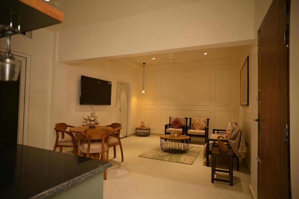 TV a/nebo společenská místnost v ubytování Entire 2BHK Luxury Comfort Flat at Noi Homes