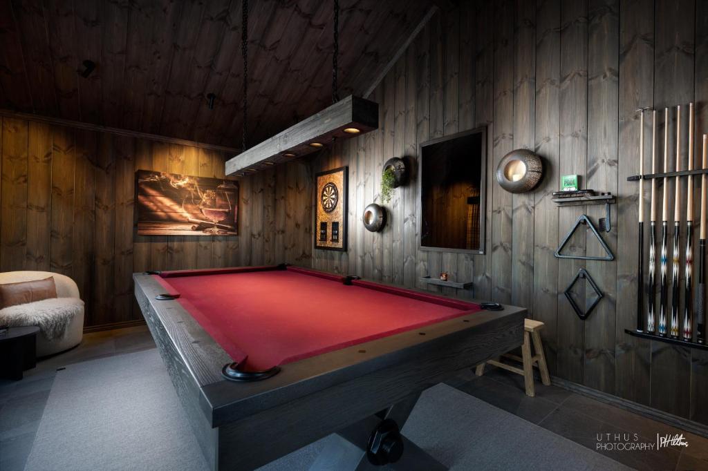 a ping pong table in a room with a pool table at Ny og moderne hytte med sauna, jacuzzi og eget spillrom med biljard og dart Gratis elbillading og strøm inkludert i prisen in Flå