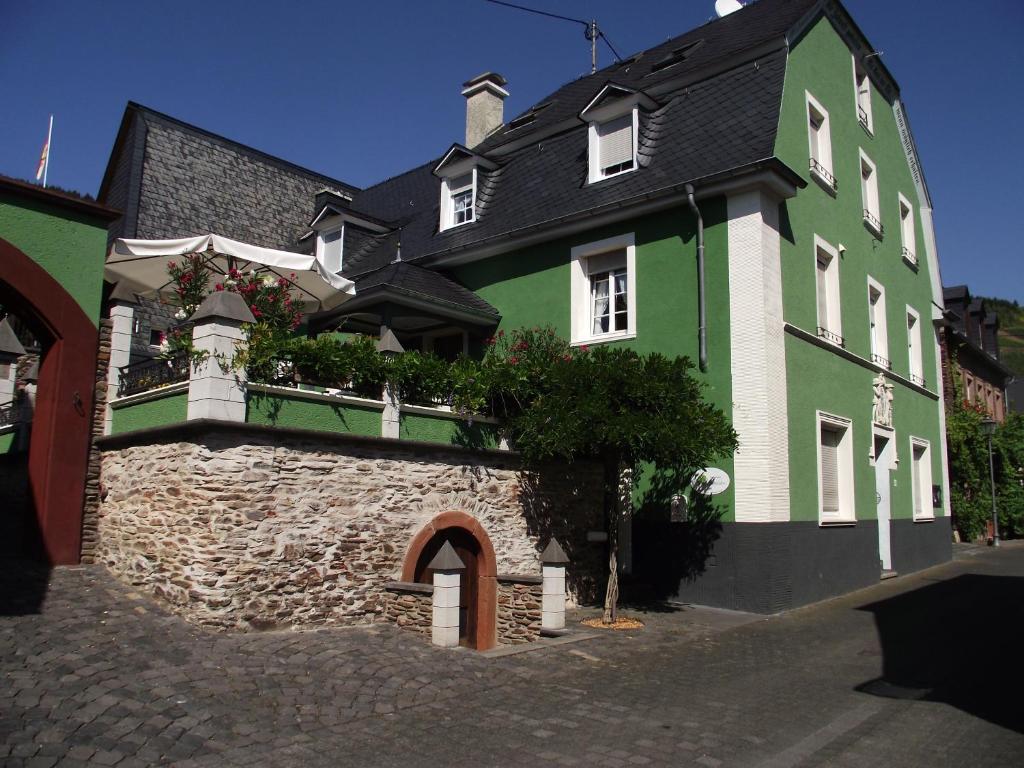 un edificio verde e bianco con balcone di Ferienhaus Schneiders a Kröv