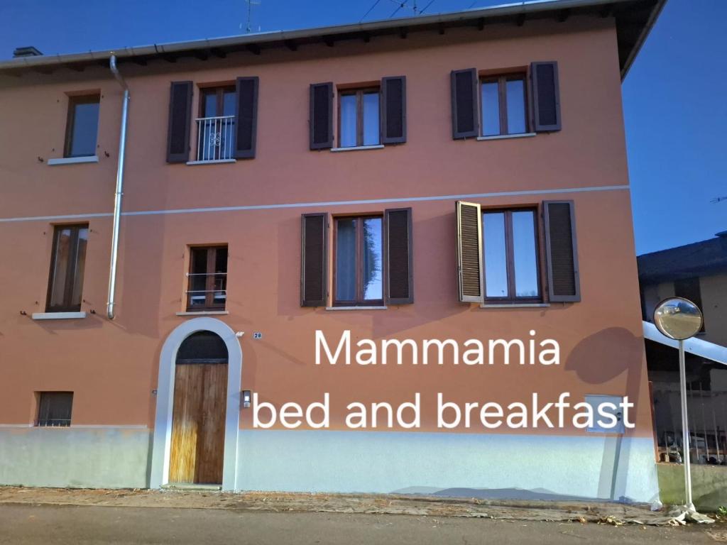 Una casa con un cartel que dice Manzanilla Bed and Breakfast. en Mamma Mia Bed and Breakfast, en Gaggino Faloppio
