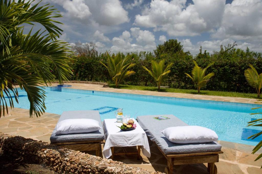 Bazén v ubytování Sheba Cottages - Diani Beach nebo v jeho okolí