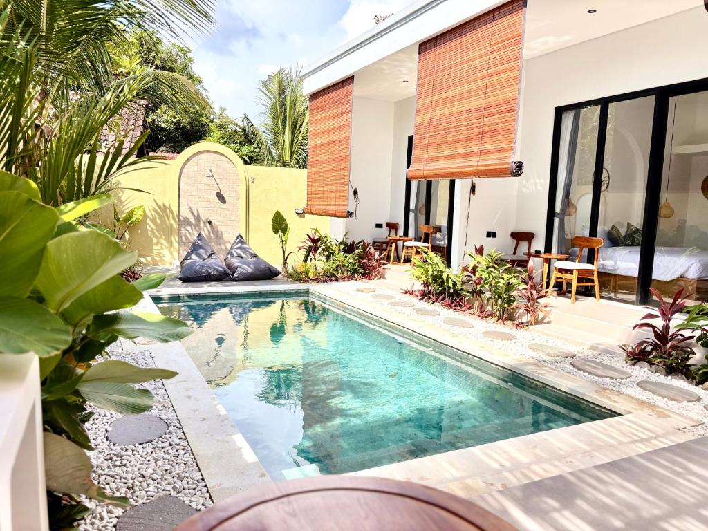 a swimming pool in the backyard of a villa at D'rei guesthouse in Canggu