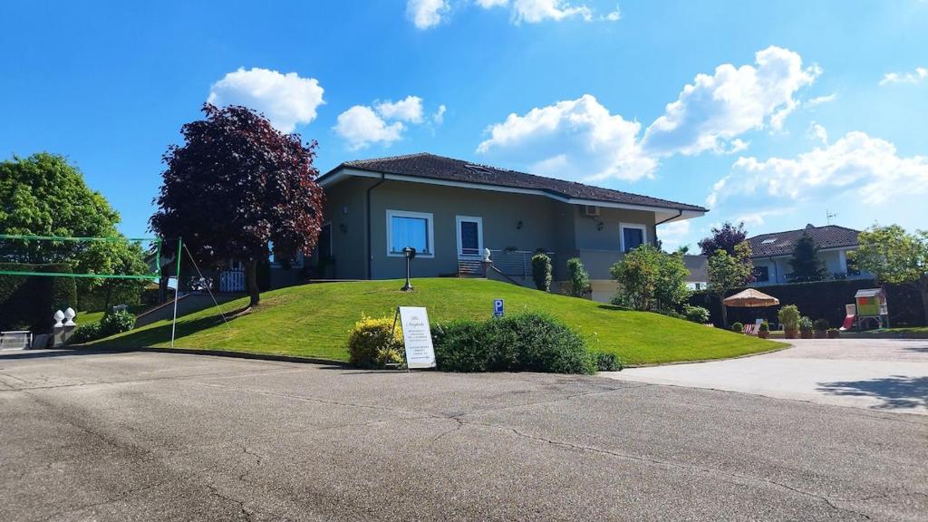 Budova, kde se vila nachází