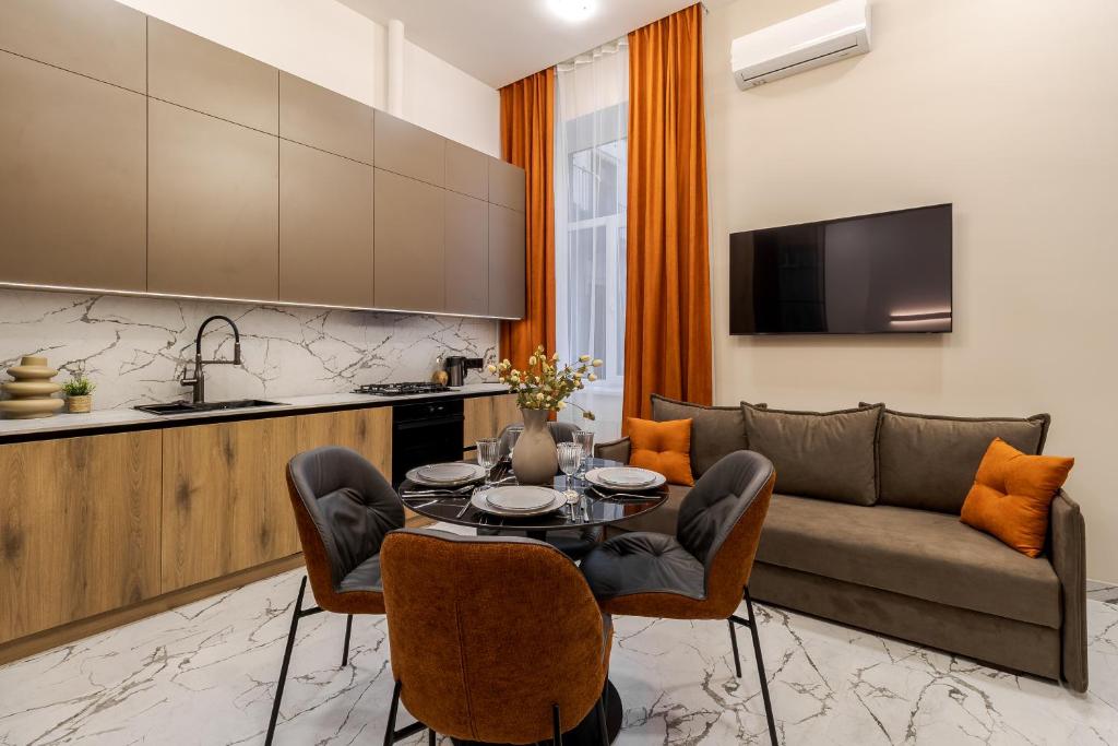 Готелі: LEOGRAND Apartments on Slovatskogo 16-1, Львів