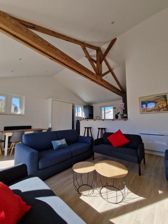 een woonkamer met twee blauwe banken en een tafel bij Ile de Noirmoutier - Maison NO'VA refaite à neuf in LʼÉpine