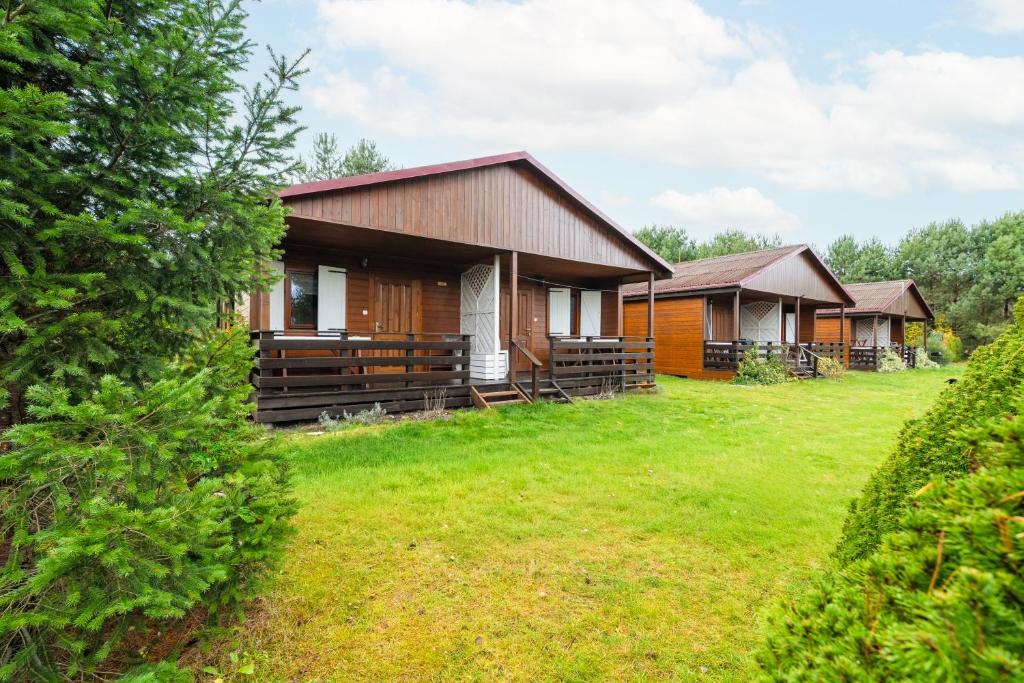 科乌切沃Domki Daglezja的一群在田野上带院子的小屋