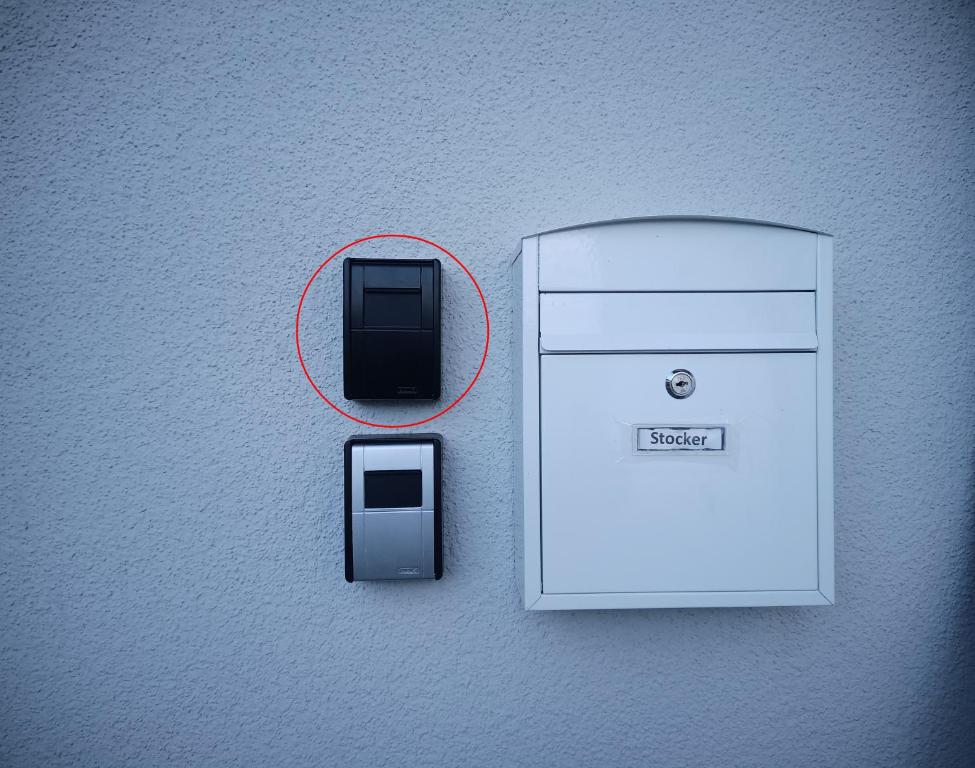 Dos teléfonos móviles están pegados a una pared. en Grüne Gams - Neubau Designwohnung mit 2 Balkonen, en Breitbrunn am Chiemsee