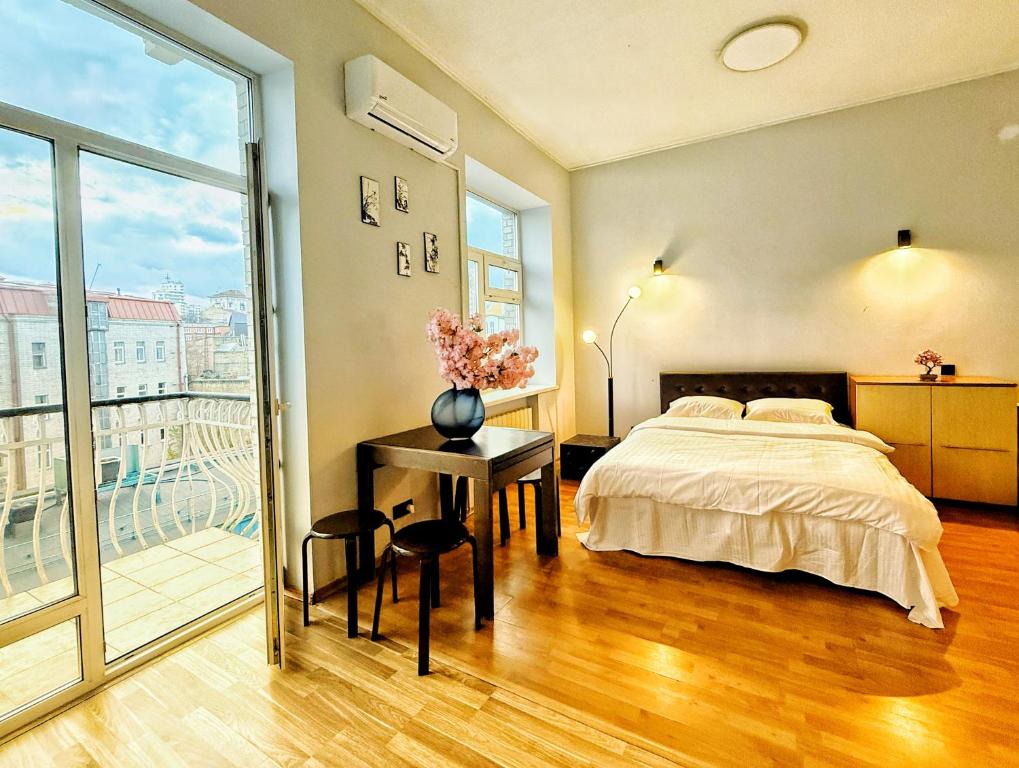 Giường trong phòng chung tại Kyiv Sakura Apartment