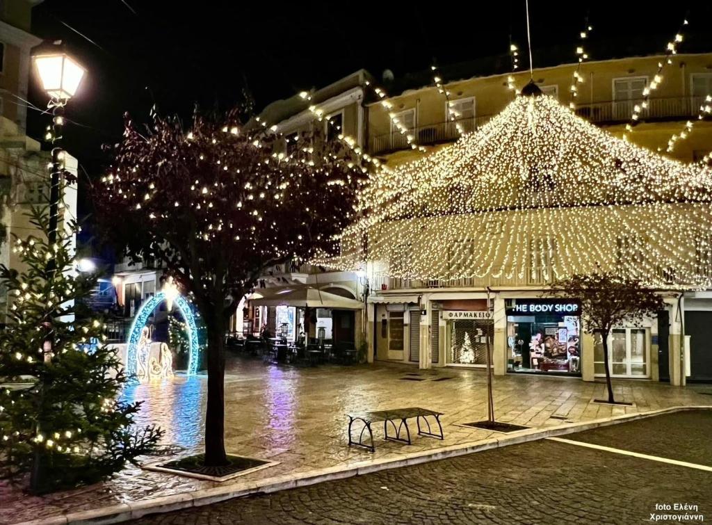 een straat met kerstverlichting in een stad 's nachts bij Villa Maria 1 in Paleokastritsa