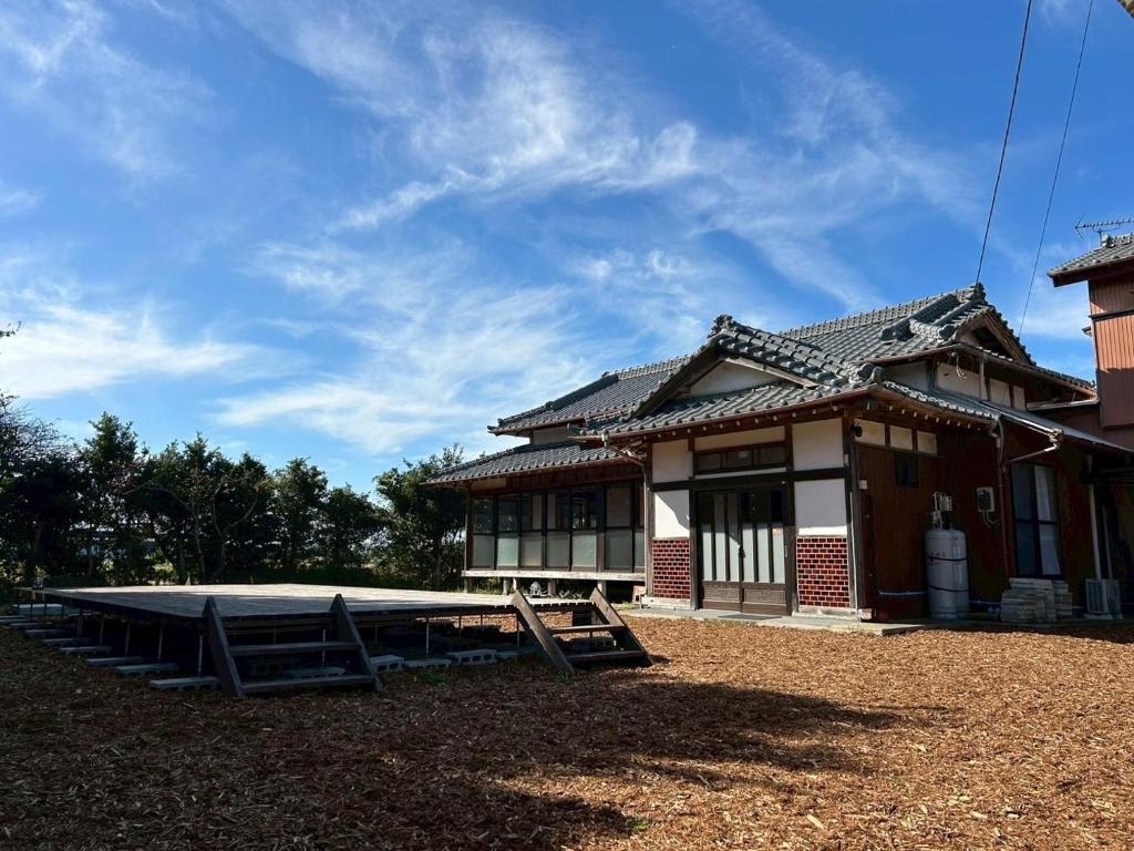 Το κτήριο όπου στεγάζεται  η παραθεριστική κατοικία