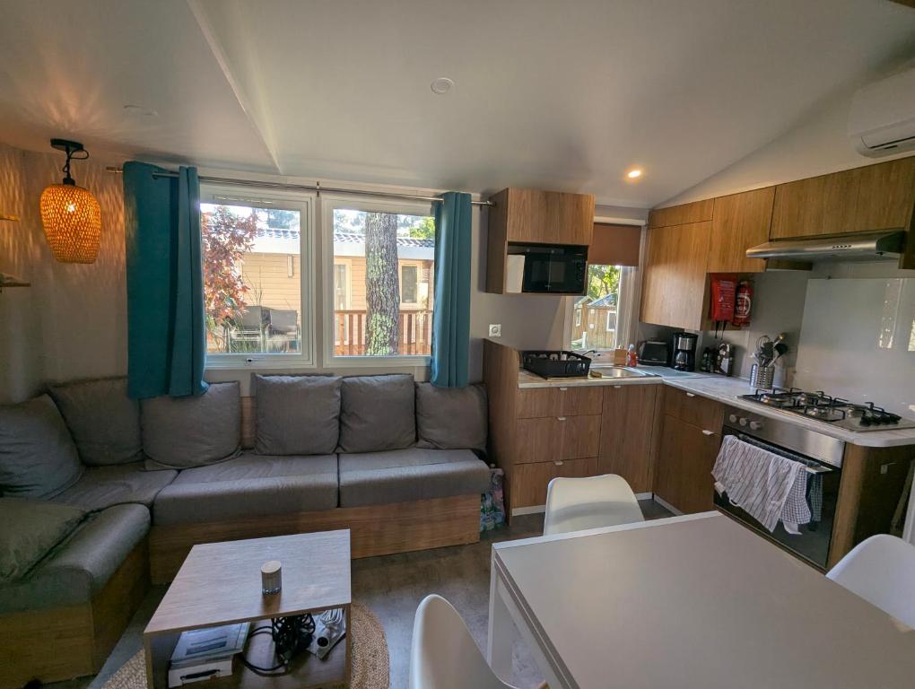 Кухня или мини-кухня в Mobilhome 3 chambres dans camping 4 étoiles
