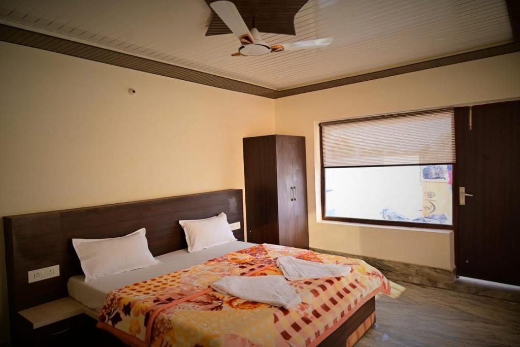 Postel nebo postele na pokoji v ubytování hotelsiyashreeram