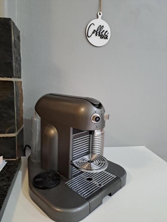 Una cafetera colocada encima de un mostrador en Sabs Place, en Gillitts