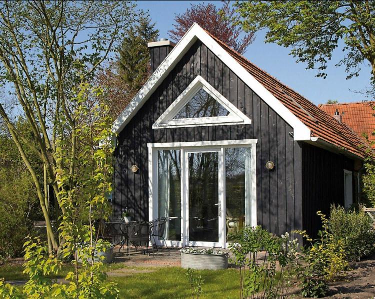 een zwart huis met een raam aan de zijkant bij Ferienhaus Clara in Wardenburg