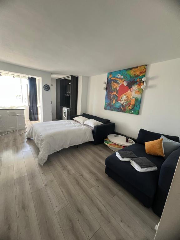 un dormitorio con una cama y un sofá en Open Space Mini Craiovei, en Piteşti