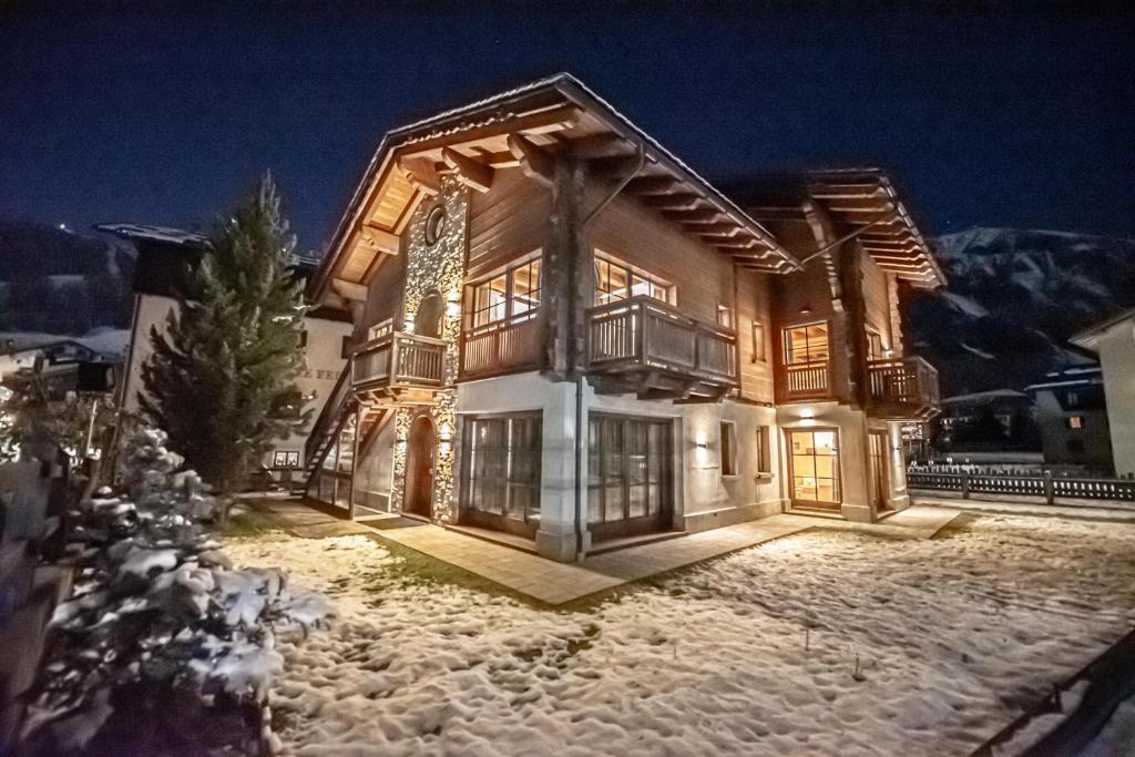 een groot huis in de sneeuw 's nachts bij Chalet Abete in Livigno