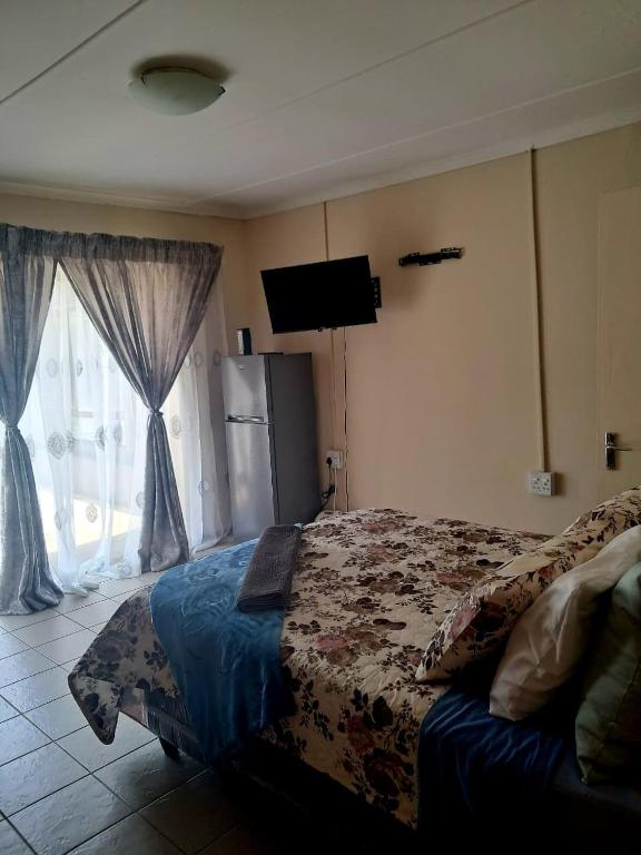 En eller flere senge i et værelse på Mukonazwothe Guesthouse