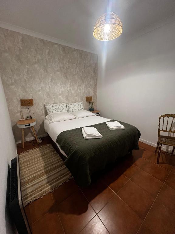 ein Schlafzimmer mit einem großen Bett mit zwei Handtüchern darauf in der Unterkunft Juniors Country House in Vila Boim