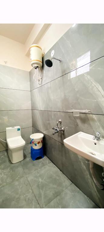 O baie la Hotel SG Continental Amritsar !! Prime Location ! Parking ! Open terrace