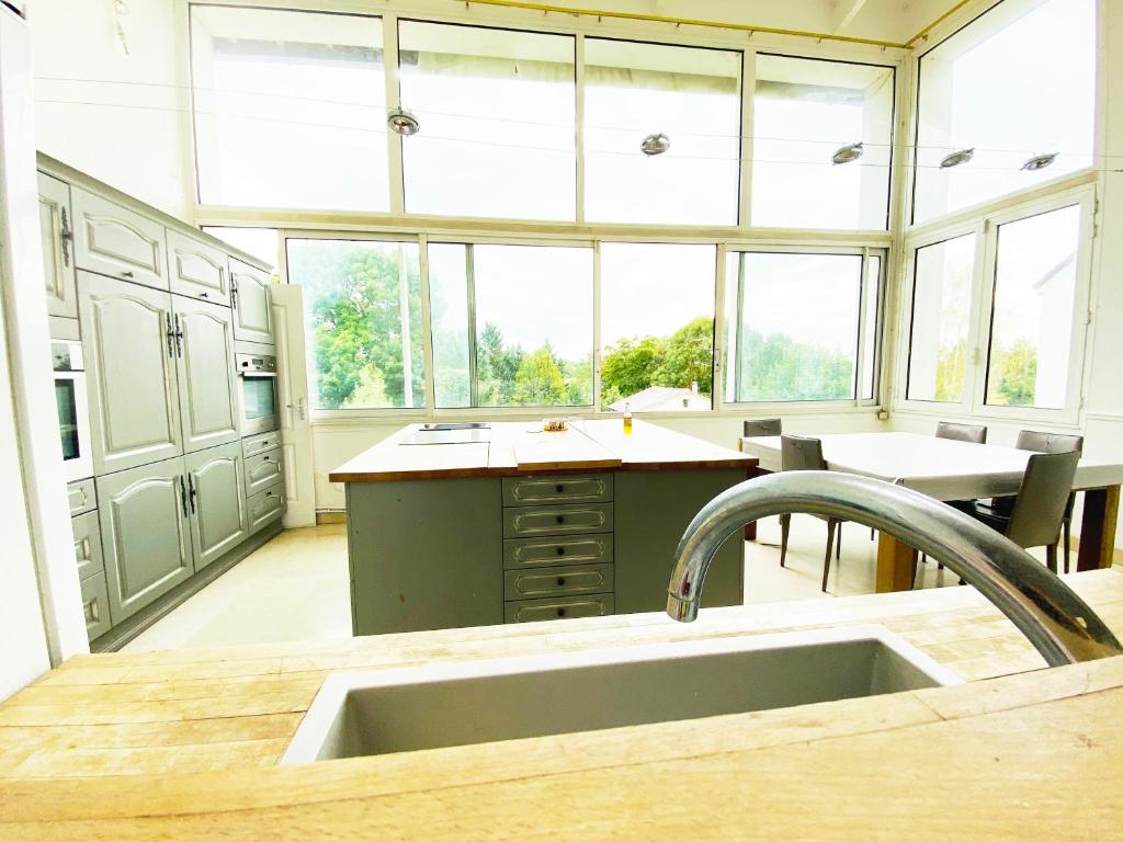cocina grande con fregadero y ventana grande en Charmante Maison partagée à 5 min d'Orly et 15 min de Paris, en Athis-Mons