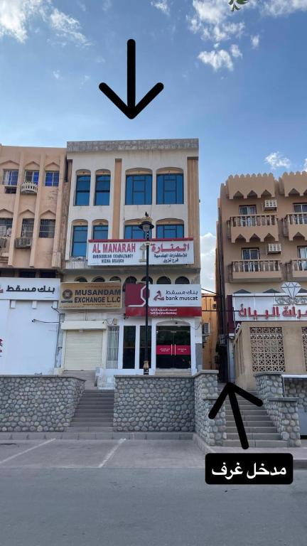 Qala View Inn في نزوى‎: مبنى فوقه ساعة