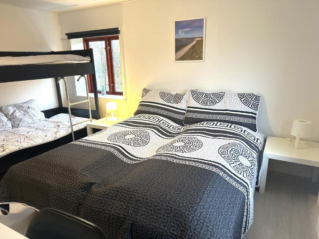 una camera con un letto e due letti a castello di Oasen Samsø a Nordby