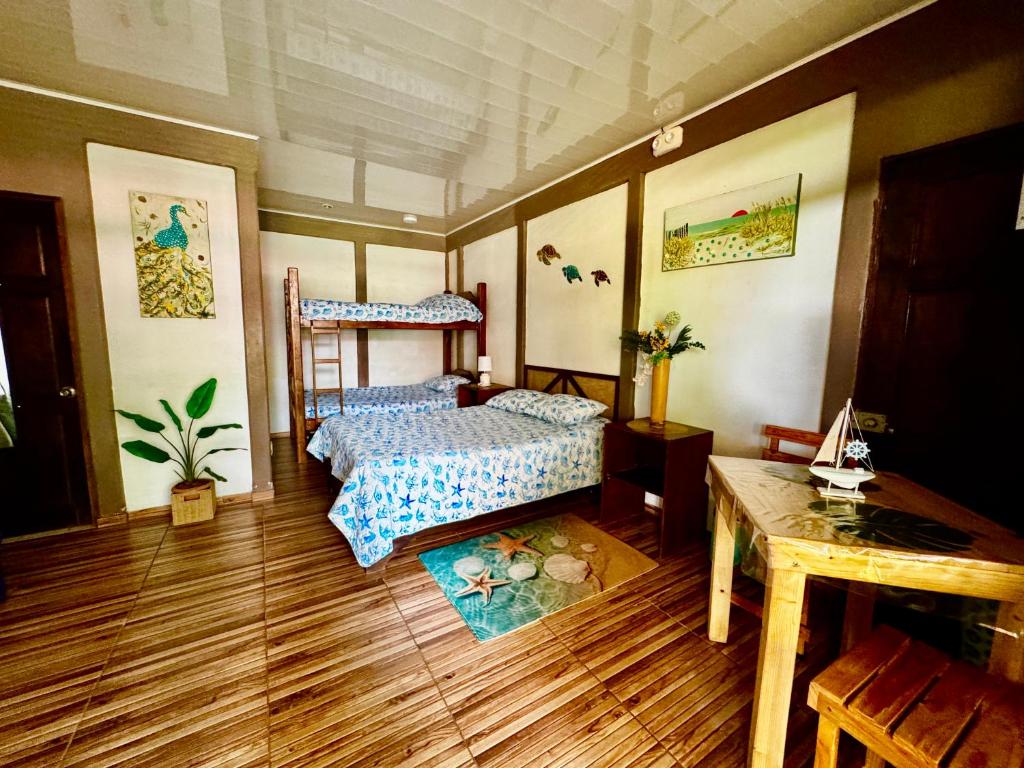 Postel nebo postele na pokoji v ubytování Villas Ela en Bahía Ballena Uvita hermosas habitaciones privadas grandes, piscina, cocina, jacuzzi, aire acondicionado, tv, baño privado, parqueo gratis y terraza