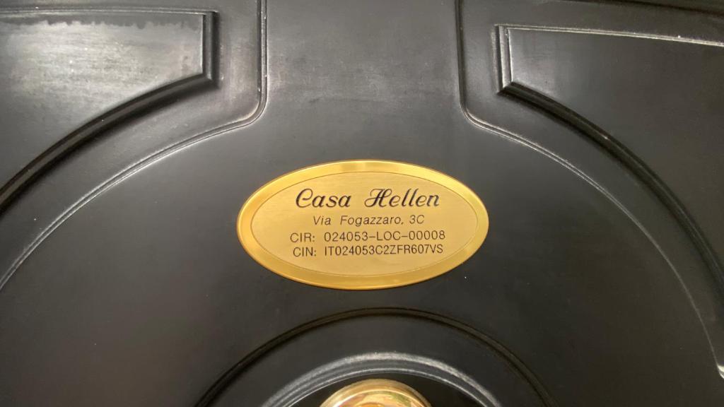 a yellow label on a metal door with a toilet at Casa Hellen in Lonedo