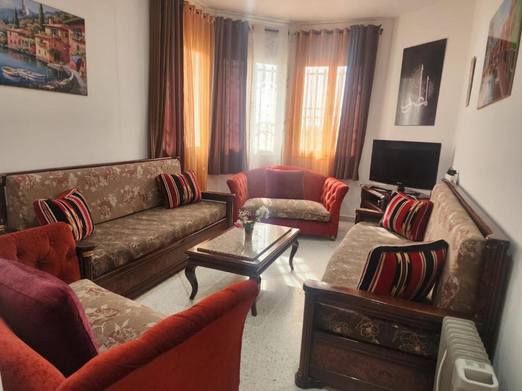 Телевизор и/или развлекательный центр в House Y clinique Manar et Campus