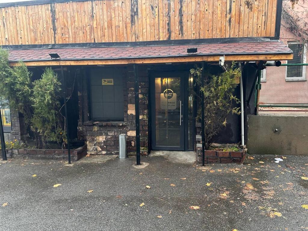 una puerta delantera de una casa con un edificio en Tehran Mets, en Ereván