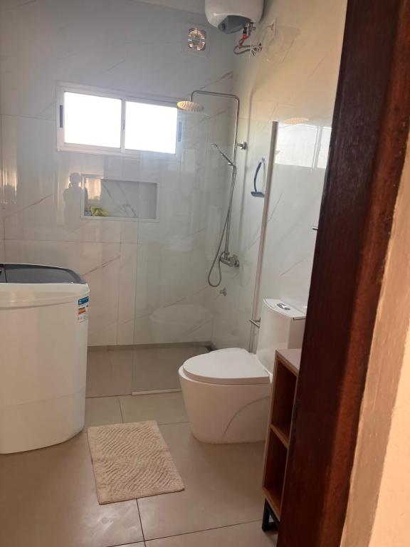 Un baño con inodoro blanco y ducha. en Pindo, en Chuy