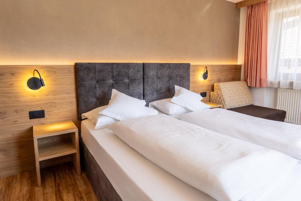 Postel nebo postele na pokoji v ubytování Garnì Lasteis B&B - apartments