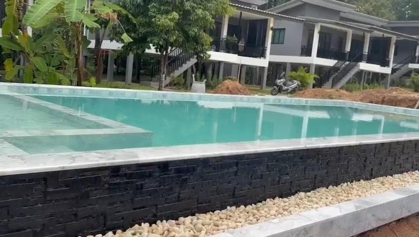 Bazén v ubytování Baan Phangan nebo v jeho okolí