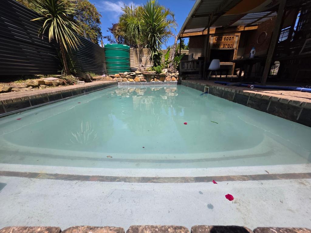 Bazén v ubytování CLR Accommodation nebo v jeho okolí