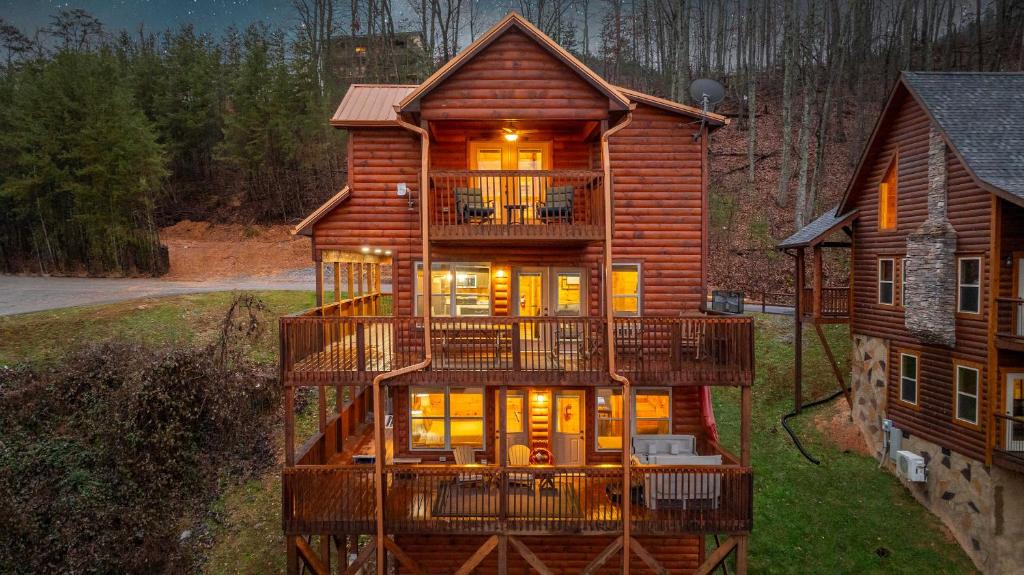 ピジョン・フォージにあるNEW Pine Peaks Mins to Parkway w Amazing Viewsのデッキとバルコニー付きの大きなログハウス