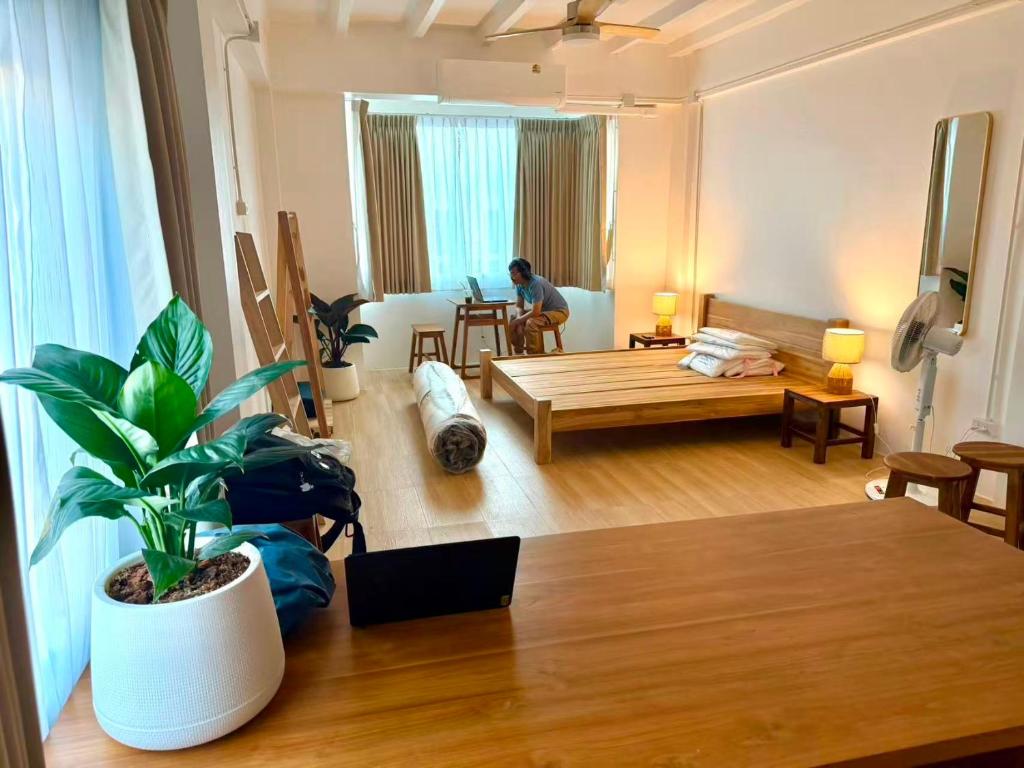 チェンマイにあるCloud Houseのソファとテーブルのあるリビングルーム