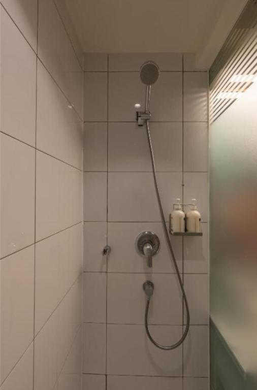 Un baño de SB SARASWATHy