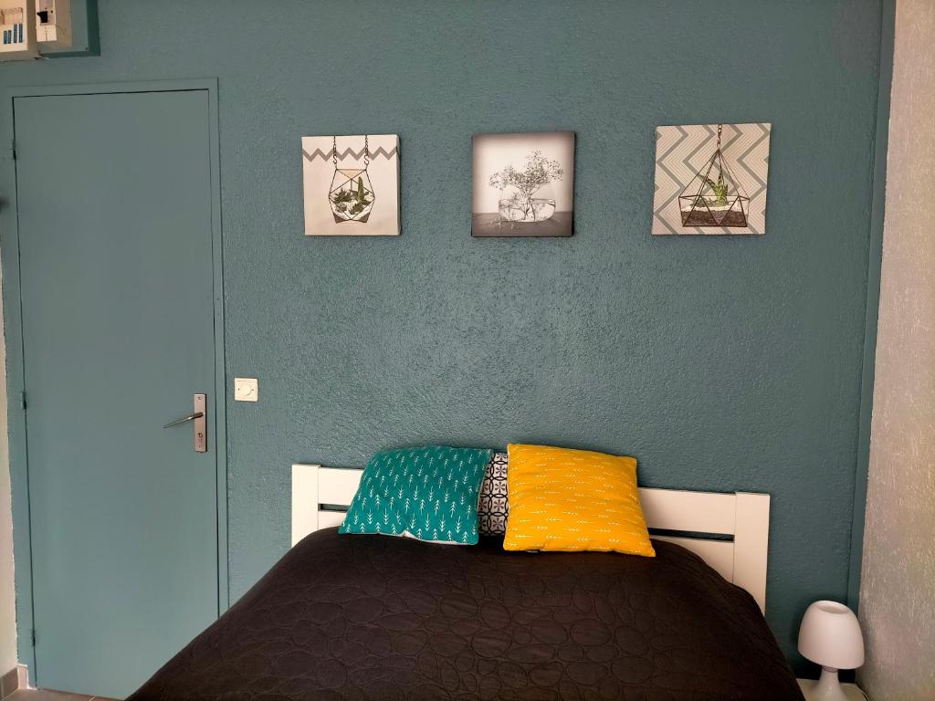 グレウー・レ・バンにあるStudio Le Provence 2 étoiles tout équipé, wifi, parkingのベッドルーム1室(ベッド1台付)が備わります。