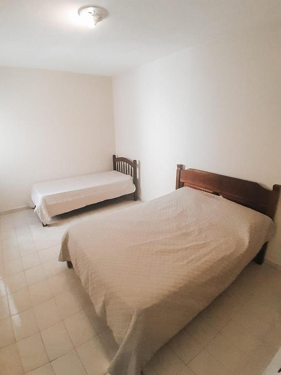 a bedroom with two beds in a room at Apartamento Solaris in Cunha