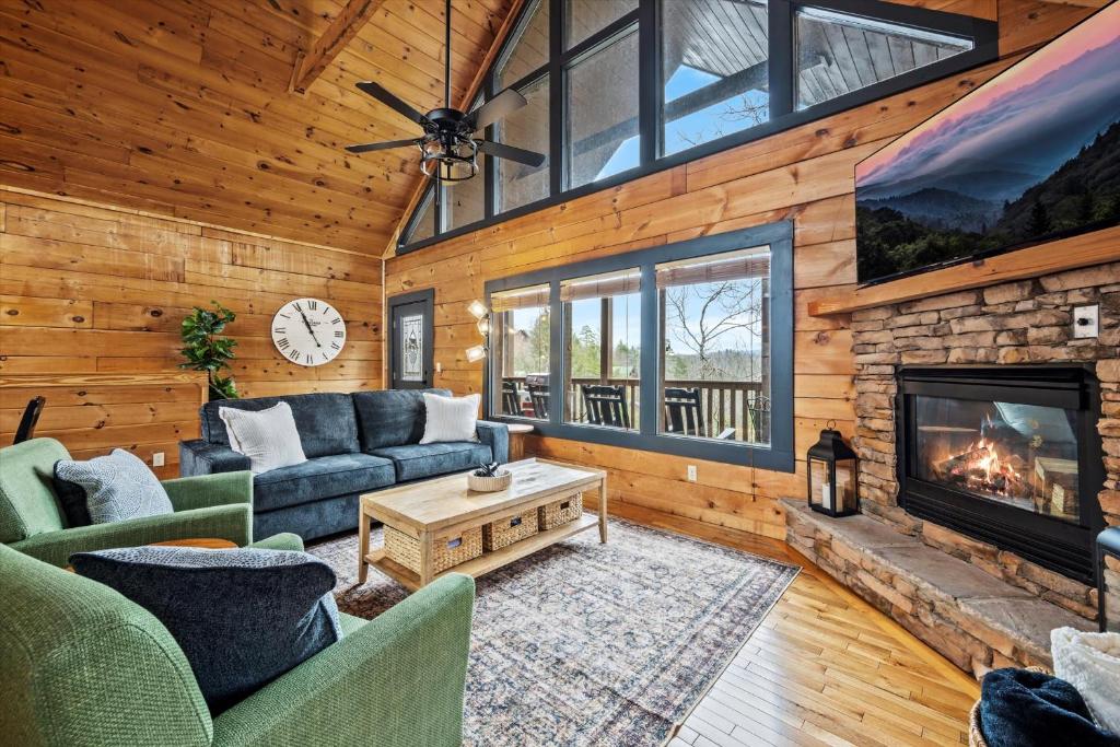 Et opholdsområde på New 2BR Views Hot Tub Pool Resort