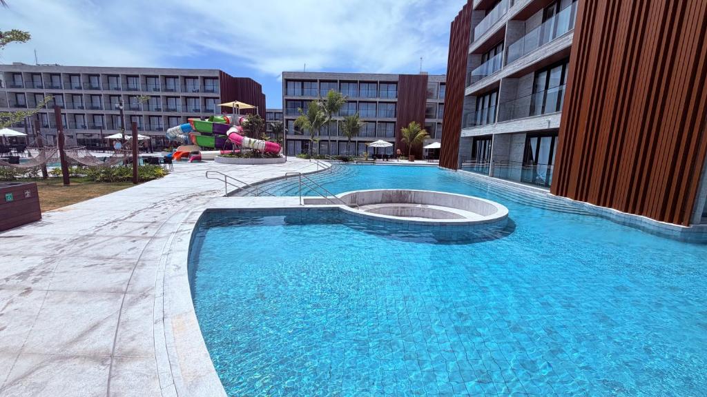 Apart-Resort Porto 2 Life في إيبوجوكا: حمام سباحة كبير في وسط المبنى