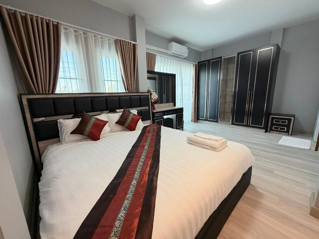 Кровать или кровати в номере Home Hug You