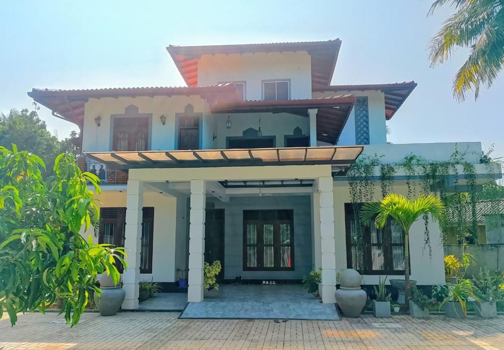 Una villa con techo encima en Accoma Villa, en Hikkaduwa